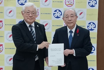 郡山市社会福祉協議会への提言書提出の様子